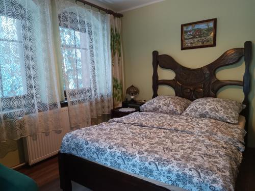 斯塔勒亚布伦基潘杰娜特维凯农家乐的一间卧室设有一张床和两个窗户。