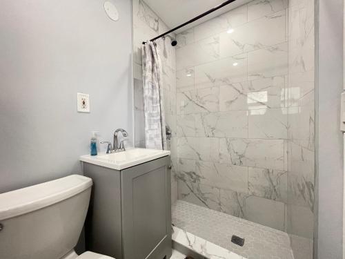 劳德代尔堡Studio Apartment By Pmi Edgewood的浴室配有卫生间、盥洗盆和淋浴。