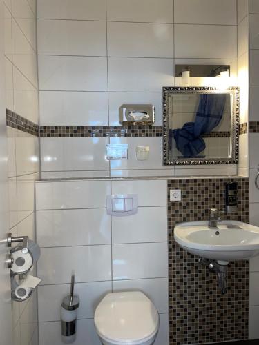 斯图加特TRUST Hotel & Apartment的一间带卫生间和水槽的浴室