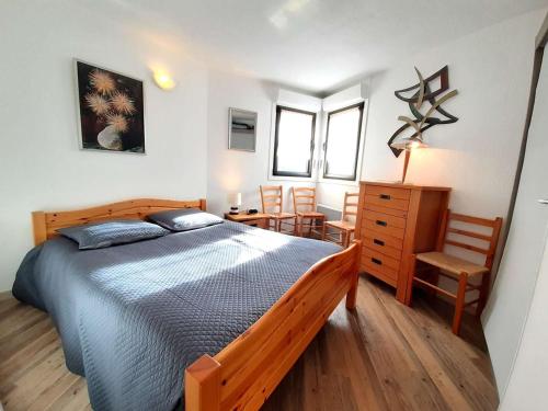 圣拉里苏朗Appartement Saint-Lary-Soulan, 2 pièces, 6 personnes - FR-1-457-144的卧室配有一张床和一张桌子及椅子