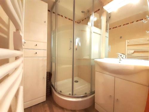 圣拉里苏朗Appartement Saint-Lary-Soulan, 2 pièces, 6 personnes - FR-1-457-144的带淋浴和盥洗盆的浴室