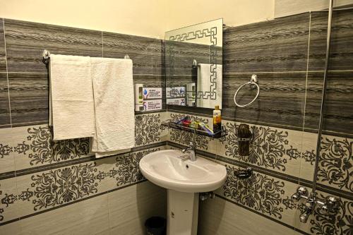 吉尔吉特Oak Residency的一间带水槽和镜子的浴室