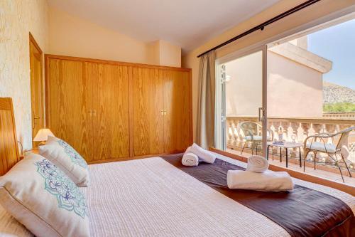 穆罗海滩Villa Casa de Lago by Villa Plus的一间卧室设有一张床和一个大窗户