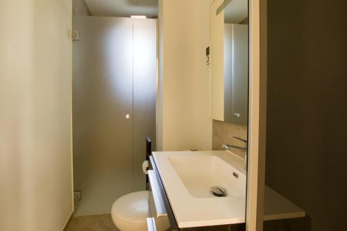 耶尔T3 L'Ecume Blanche - Jardin - Les Pesquiers- Clim Parking Plage à 100m BY HC的浴室配有白色水槽和卫生间。