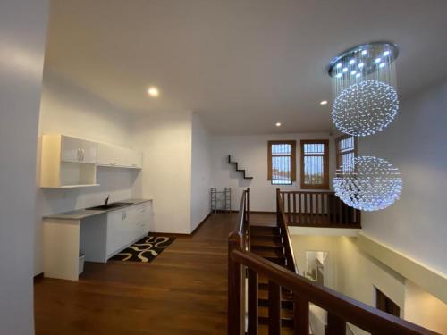 帕拉马里博Elementz Villa的厨房以及带2个吊灯的起居室。