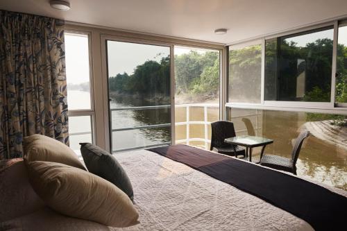 伊基托斯El Manatí - River Experience的河景卧室 - 带1张床