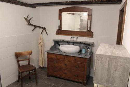 木楞巴赫Ferien auf der Fleischdielte的一间带水槽、镜子和椅子的浴室