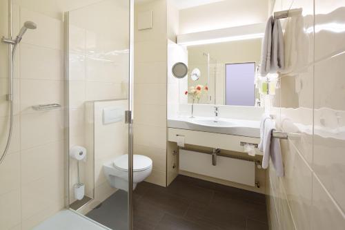 利普施塔特利普施塔特贝斯特韦斯特酒店的浴室配有卫生间、盥洗盆和淋浴。
