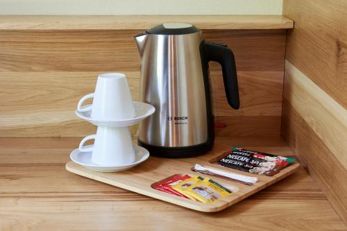 桑丹斯基Hotel Apostolite的咖啡壶和架子上的咖啡壶