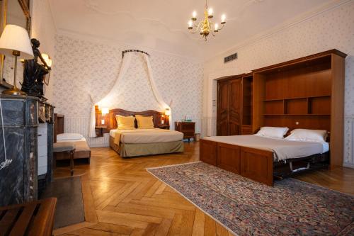 蒙特利马尔Cit'Hotel Sphinx - Hotel的一间卧室配有两张床和吊灯。
