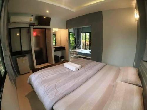 邦萨雷สวนผึ้ง2 รีสอร์ท - Suan Phueng 2 Resort的卧室配有一张白色大床