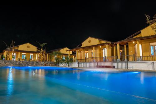 河江Sky Bay Ha Giang的夜间在房子前面的游泳池