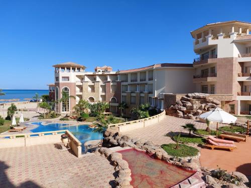 赫尔格达Royal Beach Private Apartments Hurghada的享有带游泳池的度假村景致