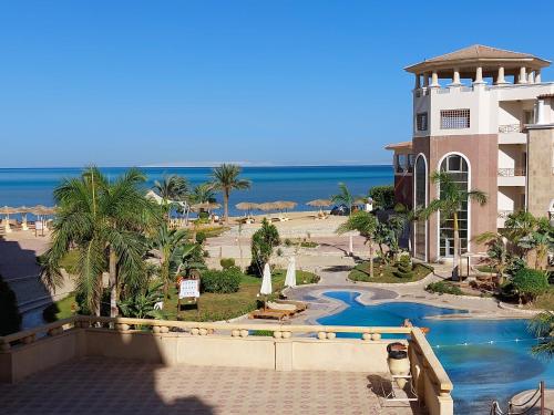 赫尔格达Royal Beach Private Apartments Hurghada的从度假村的阳台上可欣赏到海滩景色
