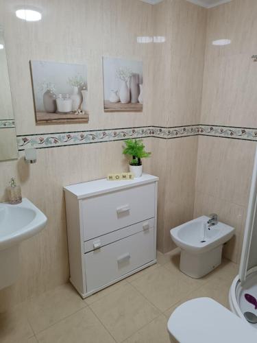 塞代拉Beiramar的一间带卫生间和水槽的浴室