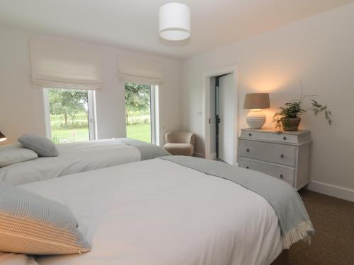 WoodfordShannon Vale的白色卧室配有两张床和椅子