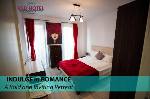 克卢日-纳波卡Red Hotel Riviera Suite&Lake的一间卧室配有一张带红色窗帘和四柱床的卧室