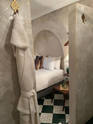 马拉喀什Riad Alena的一间卧室配有一张床和一张桌子
