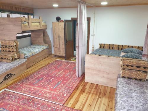 YıldırımUludağ ve Bursa manzaralı Lüks Dağ Evi的一间设有两张双层床和地毯的房间