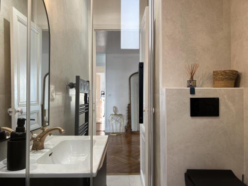 尼斯MJ-SELECT - BAQUIS Luxurious Apartment 115m2- 3 Bedroom flat, downtown, with parking, 5 minutes BEACH, AIR CONDITIONING的一间带水槽和镜子的浴室