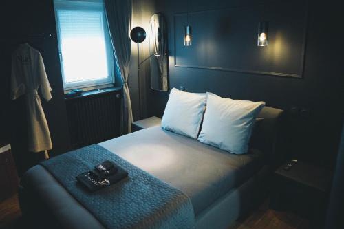 里摩日Villa37 - Maison privée indépendante centre-ville Limoges的一间酒店客房,配有一张带托盘的床