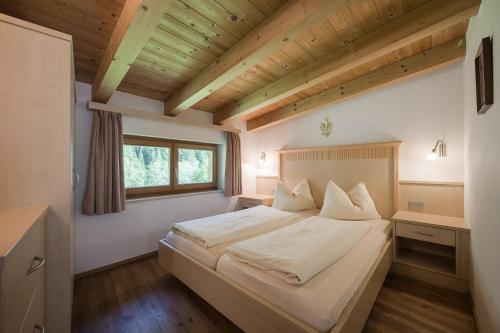 维皮泰诺Residence Reisenschuh的卧室配有一张白色大床