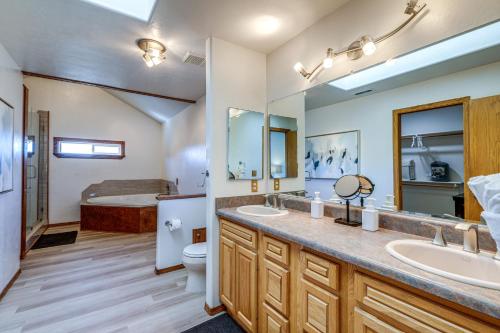 弗拉格斯塔夫Spacious Flagstaff Home with Private Hot Tub and Deck!的浴室配有2个盥洗盆、卫生间和浴缸。