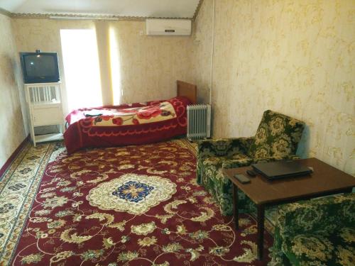 杜尚别Sayfi Guesthouse的客厅配有沙发和桌子