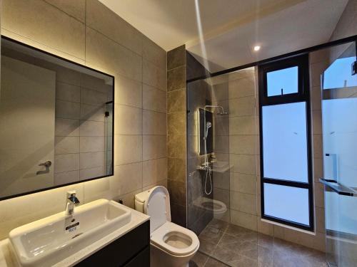 吉隆坡The Axon Residence Bukit Bintang的一间带水槽、卫生间和镜子的浴室