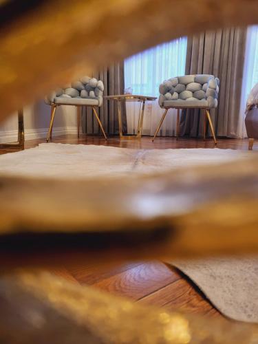 锡比乌Fancy Flats的客厅配有两把椅子和一张桌子