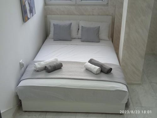 博尔DIV Bor的一张带两个枕头的大白色床