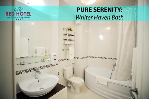 克卢日-纳波卡Red Hotel Riviera Suite&Lake的白色的浴室设有水槽和卫生间。