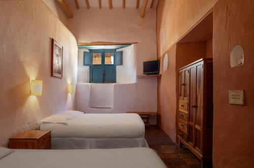巴里查拉德尔坎帕纳里奥住宿加早餐旅馆的一间小卧室,配有两张床和窗户