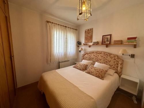 萨连特加列戈ASPEN - 6 pax, garaje, a 5 min pistas esqui Formigal的一间卧室配有一张带白色床单的床和一扇窗户。