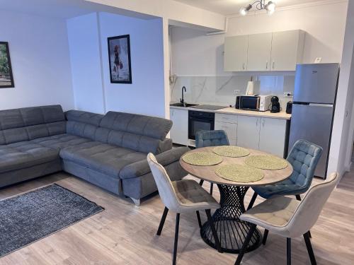 锡比乌Helix Apartaments的客厅配有沙发和桌椅