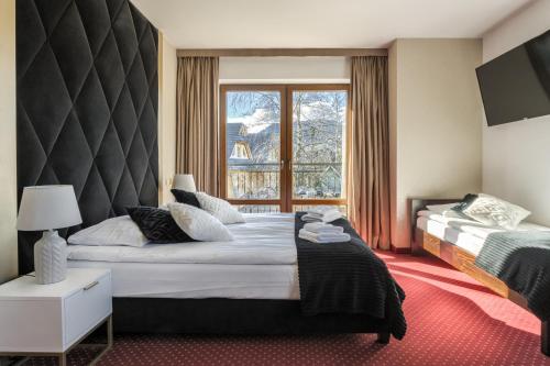 考斯赛力克基沃恩特姆旅馆的酒店客房设有两张床和窗户。