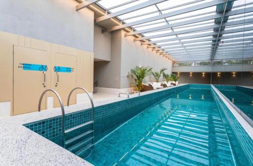 圣保罗Studio aeroporto Congonhas的一个带大型游泳池的室内游泳池