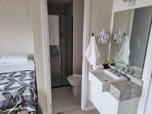 圣保罗Studio aeroporto Congonhas的一间带水槽和卫生间的浴室以及一张床