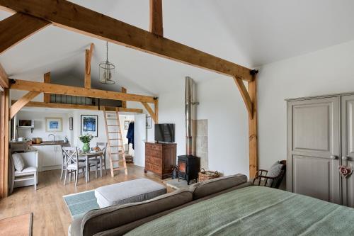 RogateStunning Cabin with incredible views near Goodwood的一间卧室设有一张床和一间用餐室