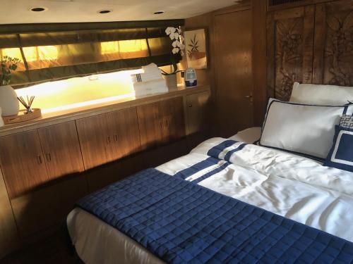 洛杉矶Luxury Afloat Yacht Paradise 3 bedrooms 3bath 5 beds with full Marina view的船上的卧室