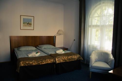 比得哥什''Zatoka"的卧室配有床、椅子和窗户。