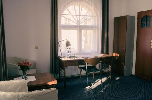 比得哥什''Zatoka"的客房设有书桌和带笔记本电脑的窗户。
