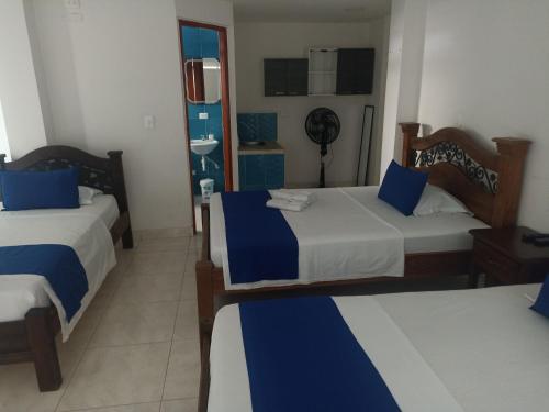 帕尔米拉hotel koral palmira的一间设有两张蓝色和白色床单的房间
