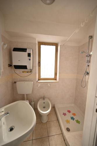 Ozzano MonferratoCASA LETIZIA的一间带卫生间和水槽的小浴室