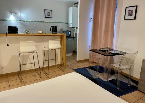 欧塞尔Appartement le Paul Bert Auxerre Les Quais 2 personnes的一间厨房,里面配有桌椅