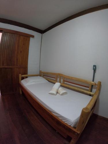 瓜尔达恩巴Morada da Xica的一间卧室配有一张床,上面有两条毛巾
