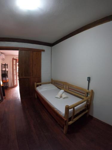 瓜尔达恩巴Morada da Xica的一间卧室配有一张床和一个木制橱柜