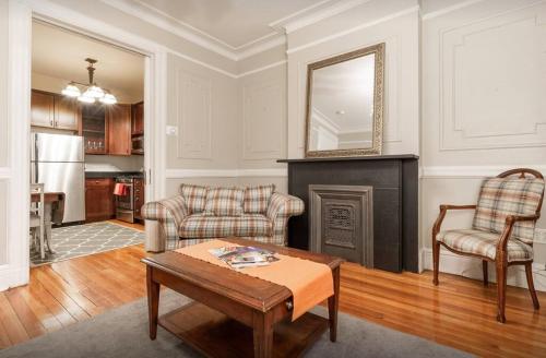 纽约Amazing 3 Bedroom Apartment的客厅配有桌子和壁炉