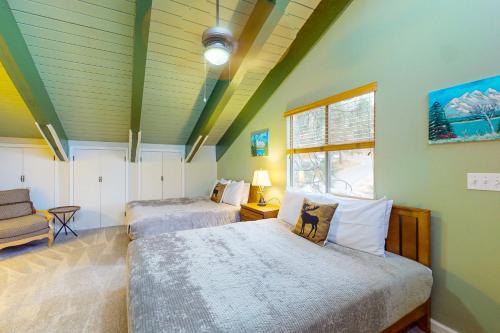 斯德特莱恩Stagecoach Ski Condo的绿墙客房内的两张床