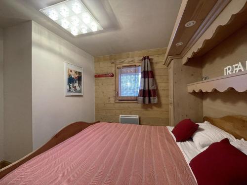 圣马丁德贝尔维尔Appartement Saint-Martin-de-Belleville, 2 pièces, 4 personnes - FR-1-452-193的一间卧室配有一张带粉红色棉被的大床